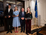 Landesrat Werner Amon (3.v.l.) mit Preisträger Julius Legat (l.), Preisträgerin Cäcilia Raab (2.v.l.) und Preisträgerin Victoria Kandlhofer (r.) © Simon Blackely; bei Quellenangabe honorarfrei